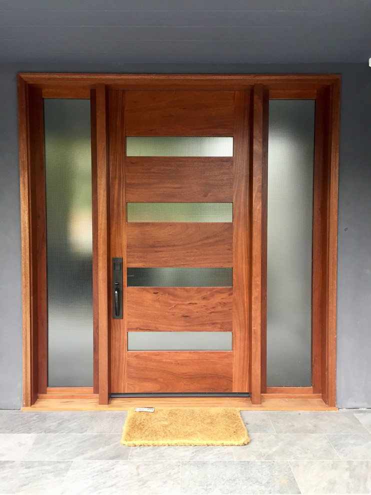 Diseño de puerta principal actual de tamaño medio con paredes grises, suelo de baldosas de porcelana, puerta simple y puerta marrón