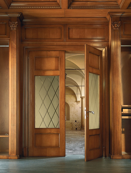 На фото: большая входная дверь в современном стиле с двустворчатой входной дверью и коричневой входной дверью