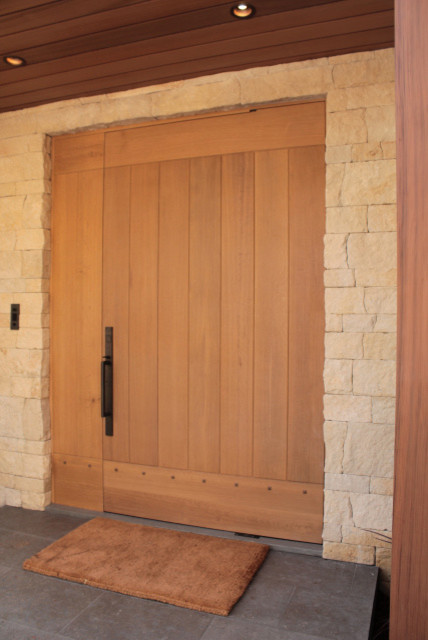 Пример оригинального дизайна: большая входная дверь в современном стиле с одностворчатой входной дверью и входной дверью из дерева среднего тона