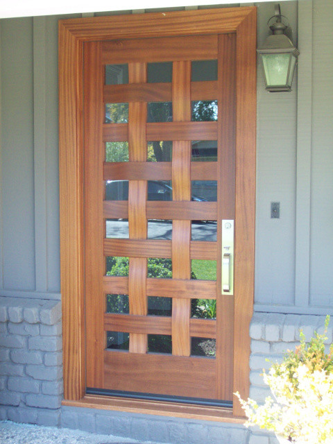 Пример оригинального дизайна: большая входная дверь в современном стиле с одностворчатой входной дверью и входной дверью из дерева среднего тона