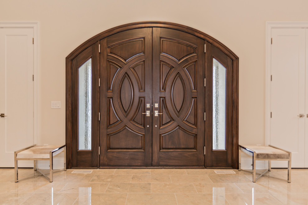 Exemple d'une entrée tendance avec une porte en bois foncé.