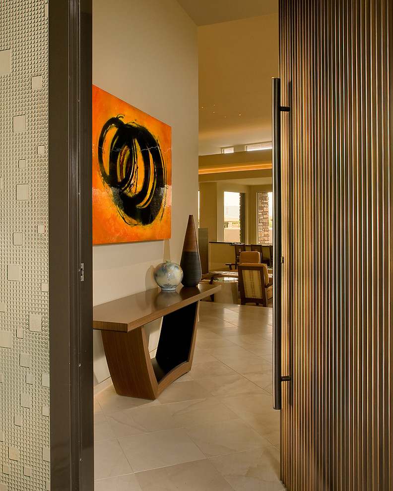 Cette image montre une entrée design avec un mur beige et une porte simple.