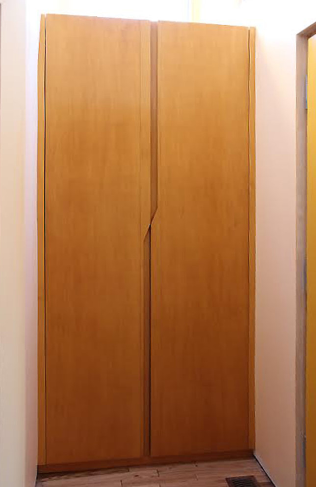 Ejemplo de distribuidor contemporáneo pequeño con paredes blancas y suelo de madera clara