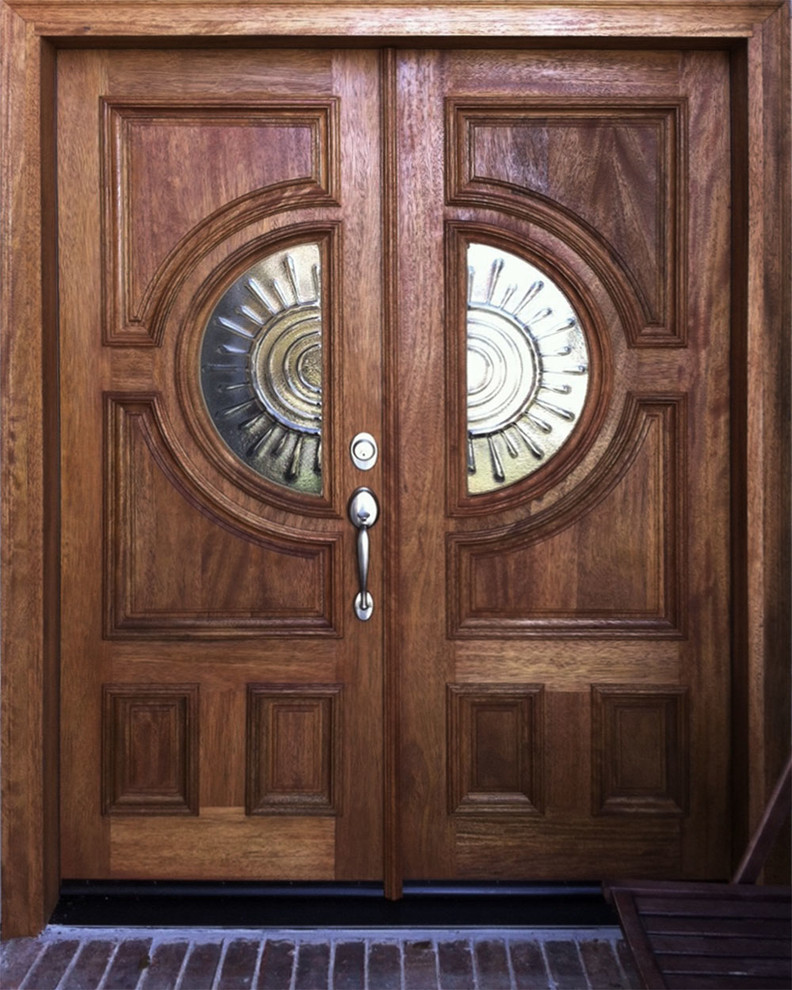 На фото: входная дверь в современном стиле с двустворчатой входной дверью и входной дверью из дерева среднего тона