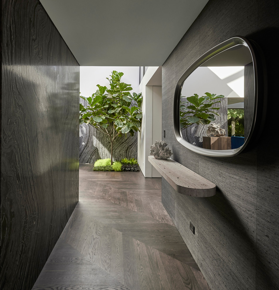 Idee per un corridoio contemporaneo con pareti grigie, parquet scuro e pavimento marrone