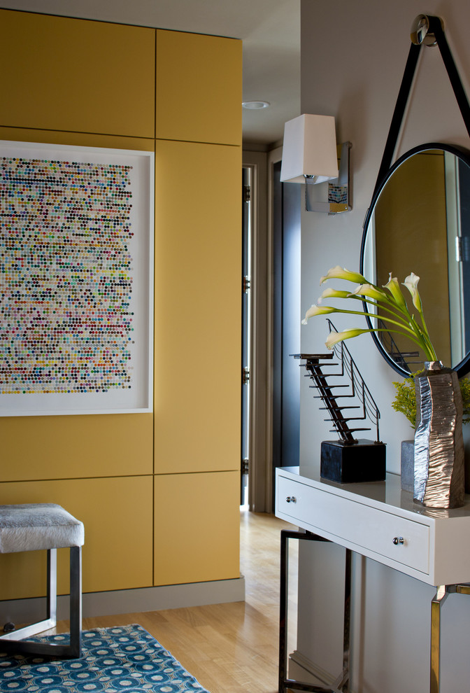 Пример оригинального дизайна: фойе среднего размера в современном стиле с желтыми стенами и светлым паркетным полом