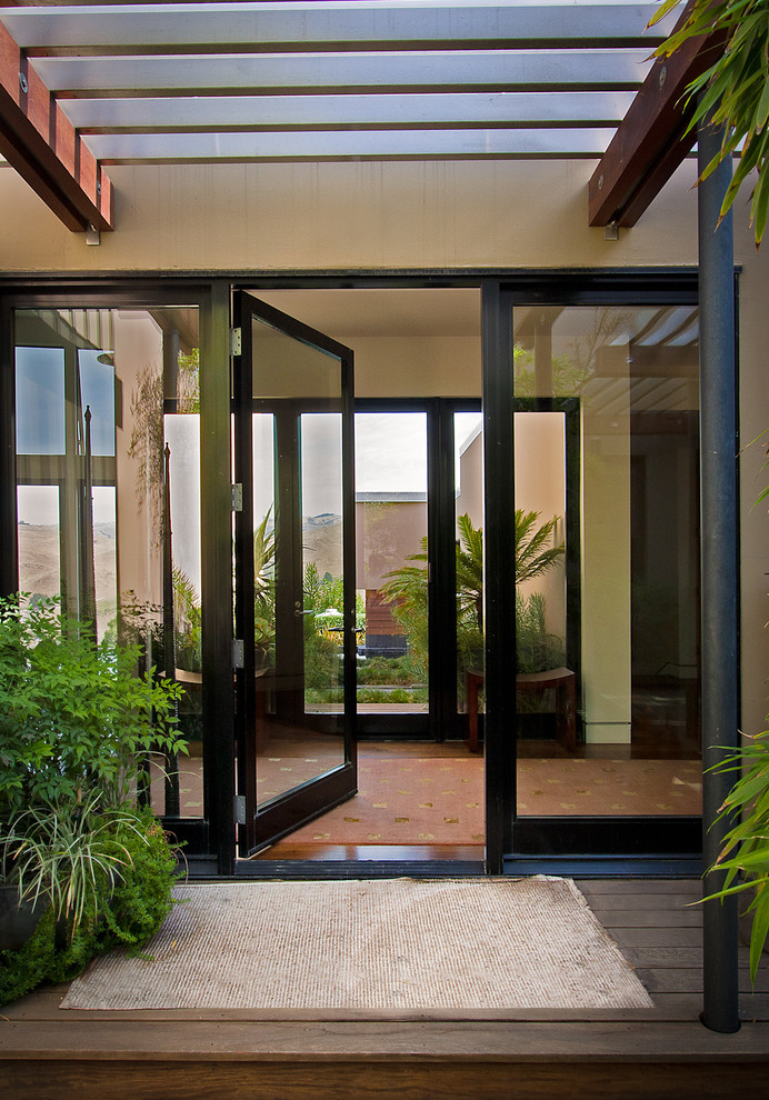 На фото: прихожая в современном стиле с одностворчатой входной дверью и стеклянной входной дверью с