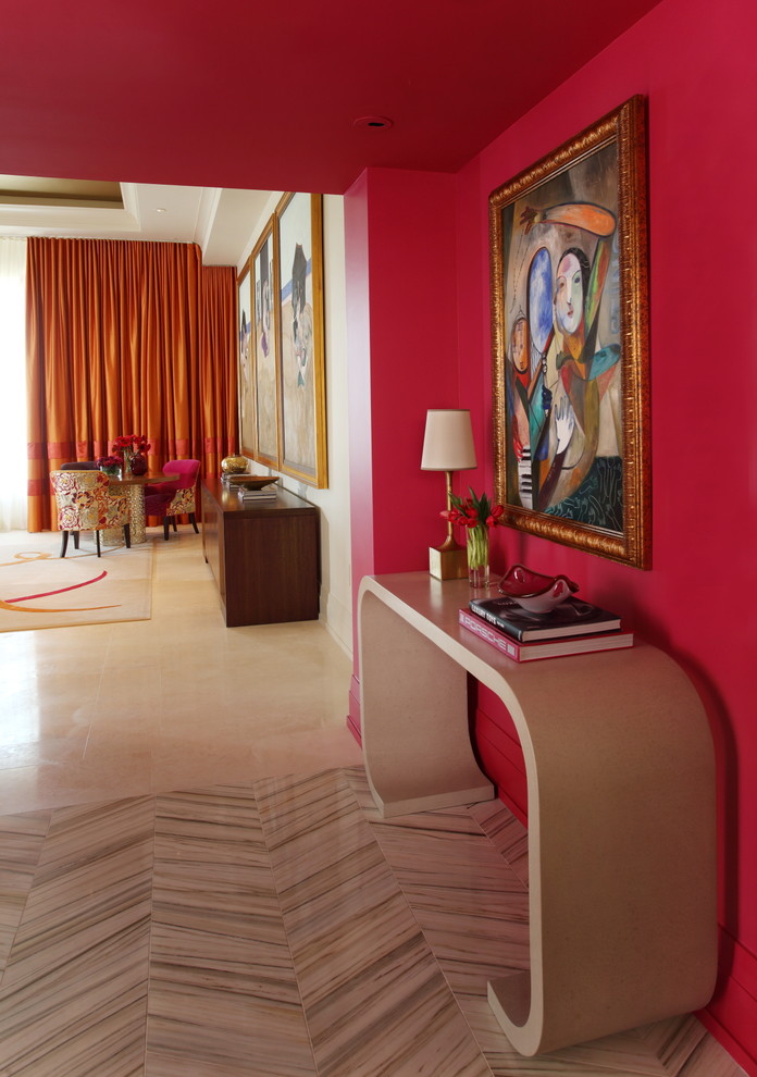 На фото: узкая прихожая в современном стиле с розовыми стенами и бежевым полом с