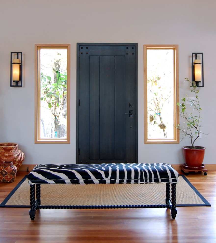 他の地域にあるコンテンポラリースタイルのおしゃれな玄関ドア (無垢フローリング、黒いドア) の写真