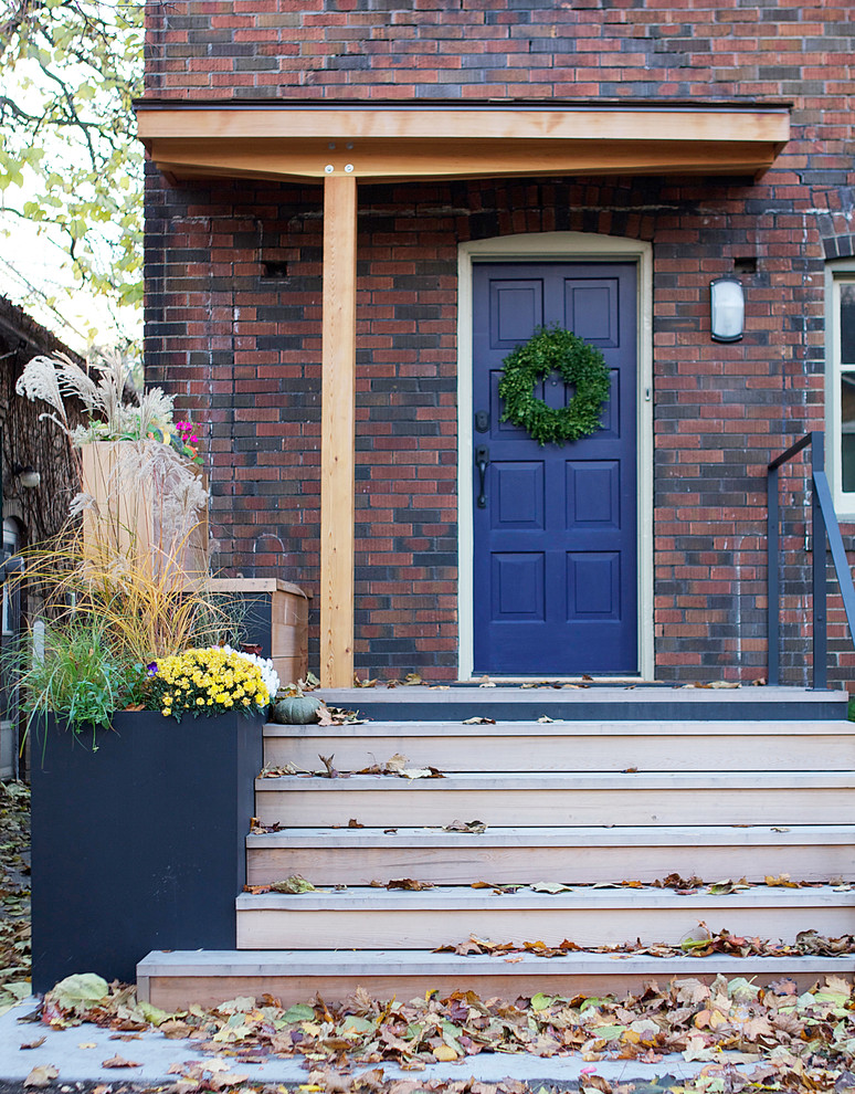 Idee per una porta d'ingresso design con una porta singola e una porta blu