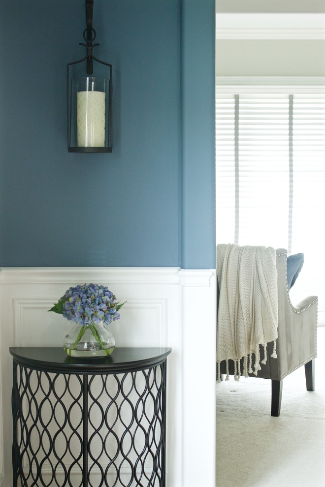 На фото: фойе среднего размера в современном стиле с синими стенами и ковровым покрытием