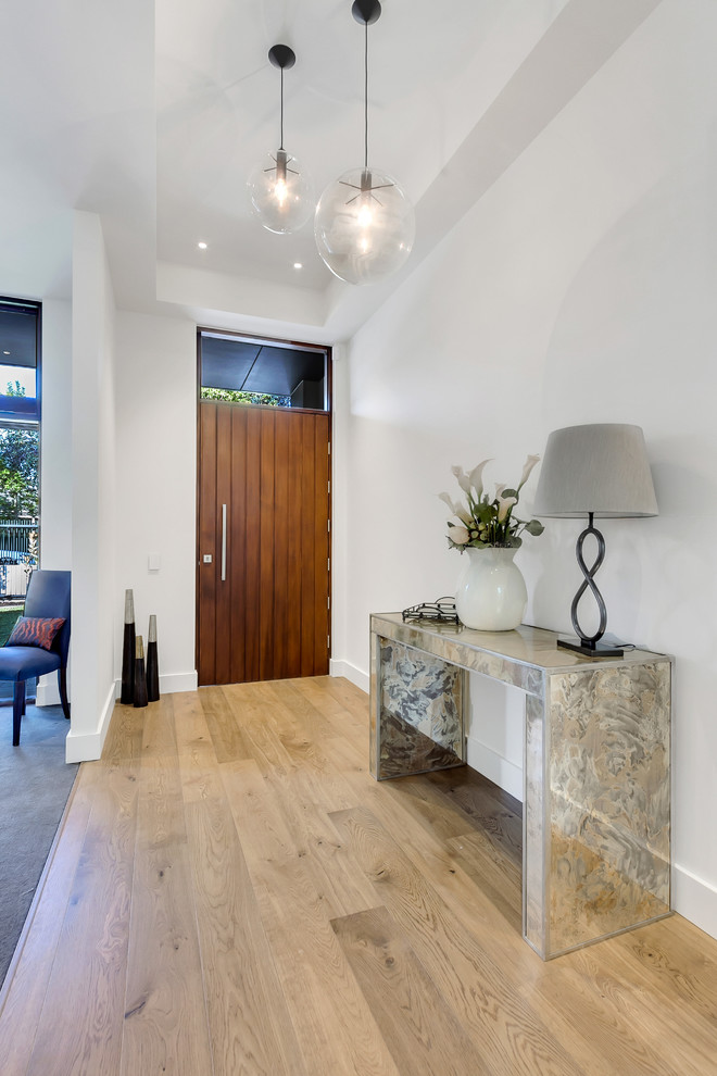Mittelgroße Moderne Haustür mit grauer Wandfarbe, hellem Holzboden, Einzeltür, hellbrauner Holzhaustür und braunem Boden in Adelaide