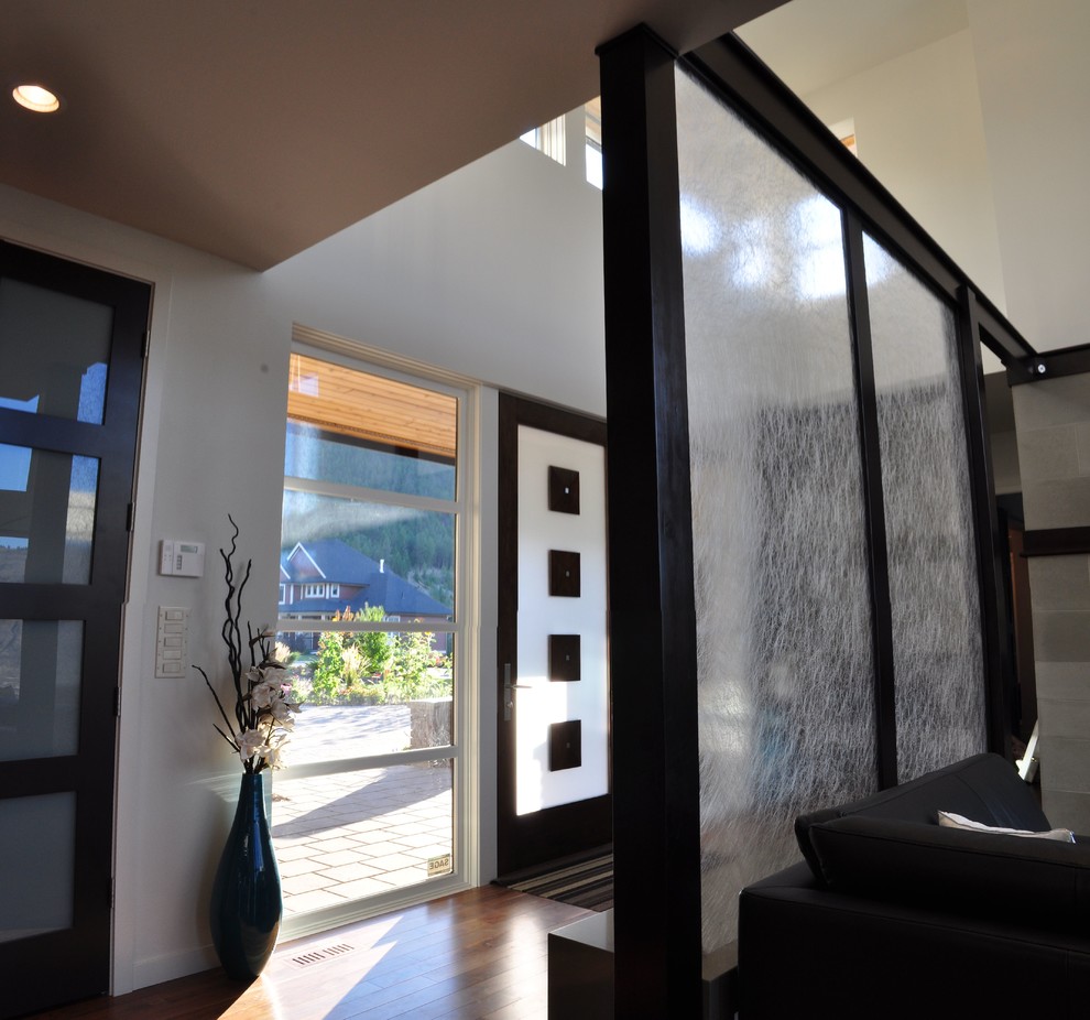 Große Moderne Haustür mit weißer Wandfarbe, braunem Holzboden, Einzeltür und Haustür aus Glas in Calgary
