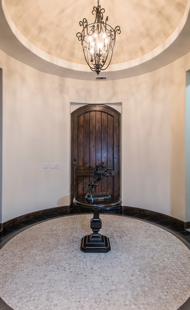 Mittelgroßes Country Foyer mit beiger Wandfarbe, Einzeltür, dunkler Holzhaustür und grauem Boden in Phoenix