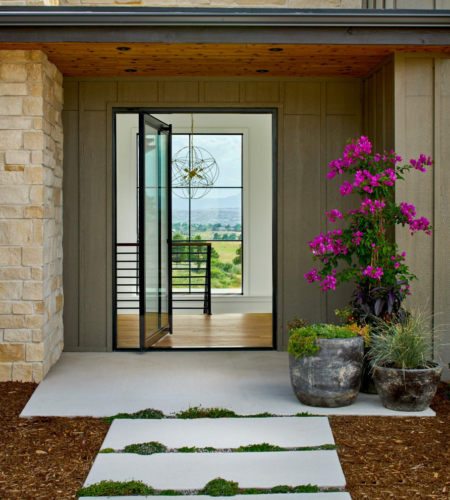 Idee per una porta d'ingresso country di medie dimensioni con pareti bianche, pavimento in legno massello medio, una porta a pivot, una porta in vetro, pavimento marrone e soffitto in legno