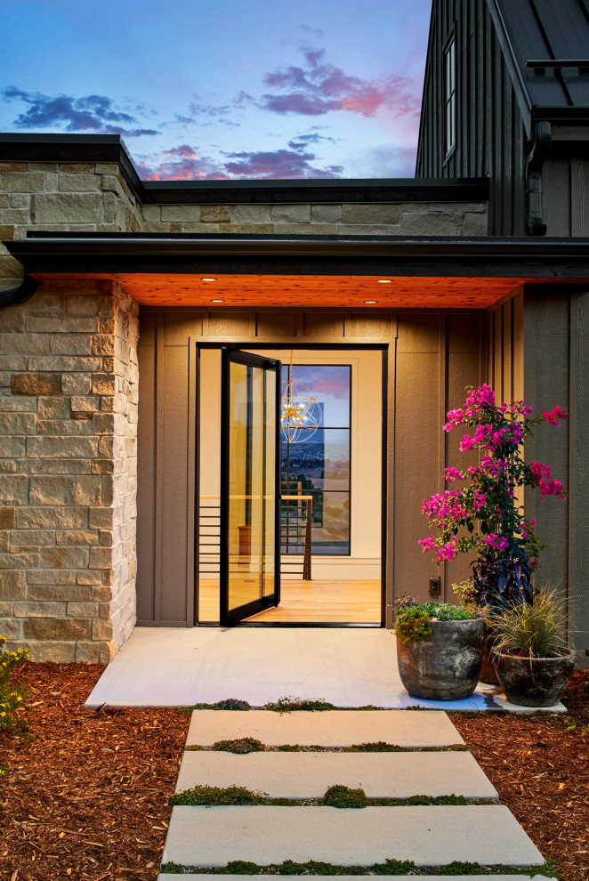 Идея дизайна: входная дверь среднего размера в стиле кантри с белыми стенами, паркетным полом среднего тона, поворотной входной дверью, стеклянной входной дверью, коричневым полом и деревянным потолком