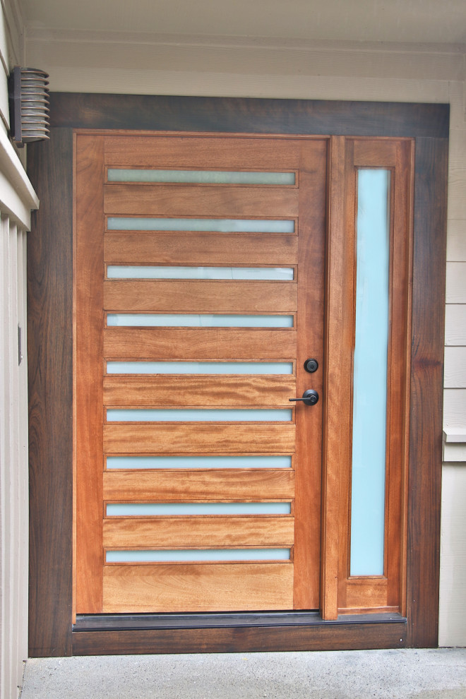 Esempio di una porta d'ingresso contemporanea con una porta singola e una porta in legno bruno