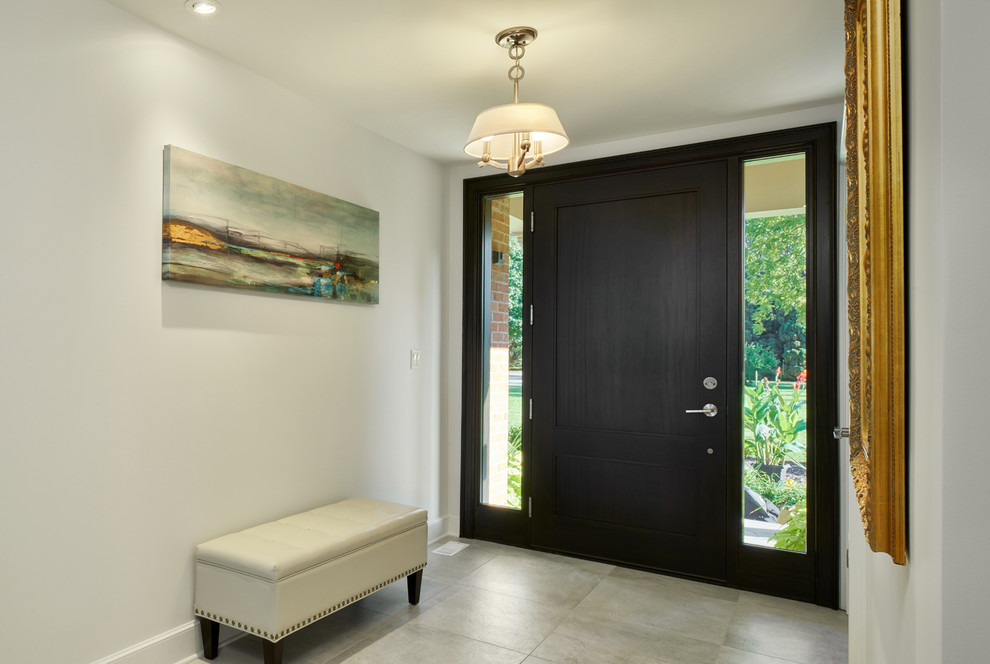 Пример оригинального дизайна: узкая прихожая среднего размера в стиле неоклассика (современная классика) с белыми стенами, полом из керамогранита, одностворчатой входной дверью и входной дверью из темного дерева