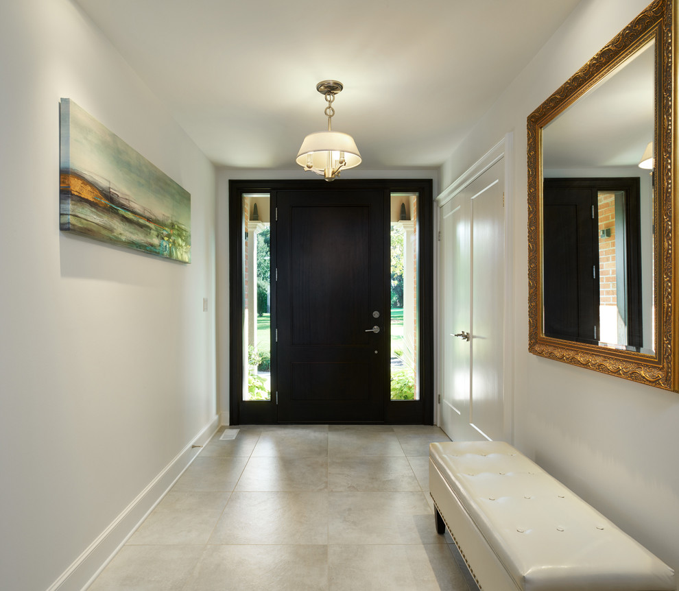 Diseño de hall tradicional renovado de tamaño medio con paredes blancas, suelo de baldosas de porcelana, puerta simple y puerta de madera oscura