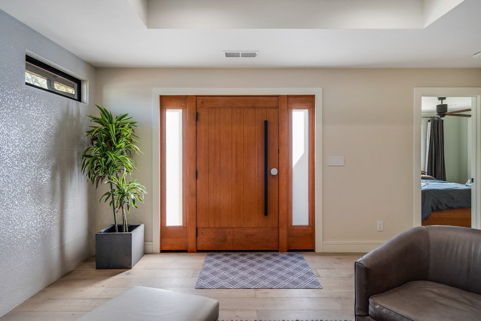 Стильный дизайн: входная дверь среднего размера в современном стиле с бежевыми стенами, светлым паркетным полом, поворотной входной дверью, входной дверью из темного дерева и бежевым полом - последний тренд