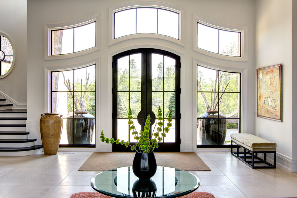 Idee per un ampio ingresso contemporaneo con una porta a due ante, una porta in vetro, pareti bianche, pavimento con piastrelle in ceramica e pavimento beige