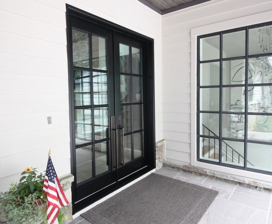 Ejemplo de puerta principal clásica renovada de tamaño medio con paredes blancas, suelo de pizarra, puerta doble y puerta de vidrio