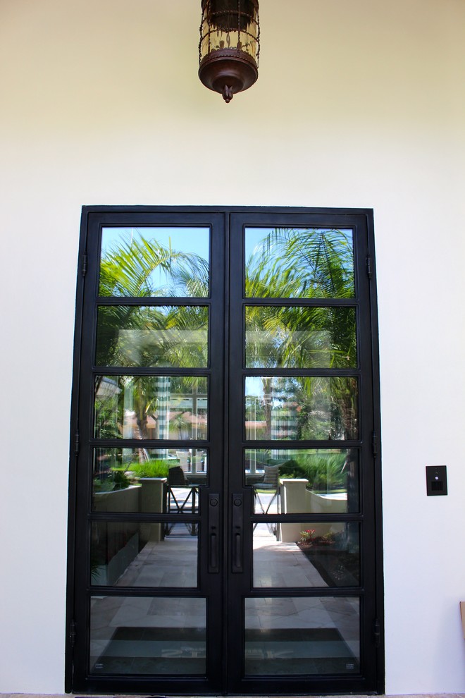 Exemple d'une grande porte d'entrée tendance avec une porte double et une porte métallisée.