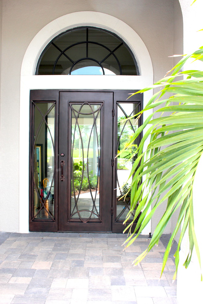 Idées déco pour une grande porte d'entrée contemporaine avec une porte simple et une porte métallisée.