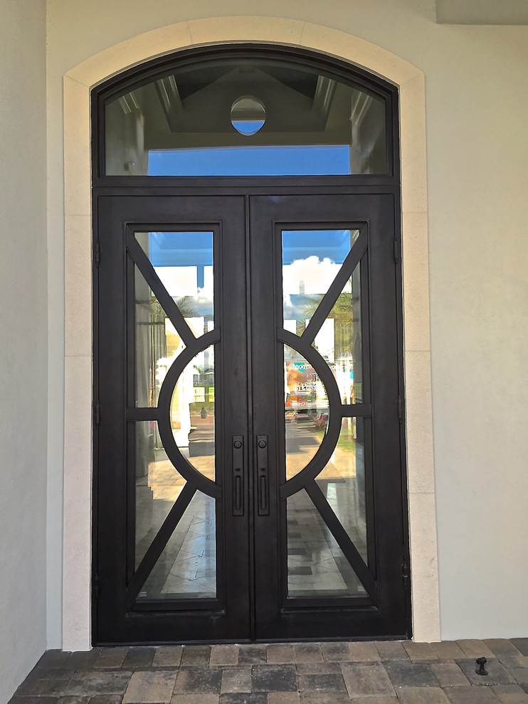 Ispirazione per una grande porta d'ingresso contemporanea con una porta a due ante e una porta in metallo