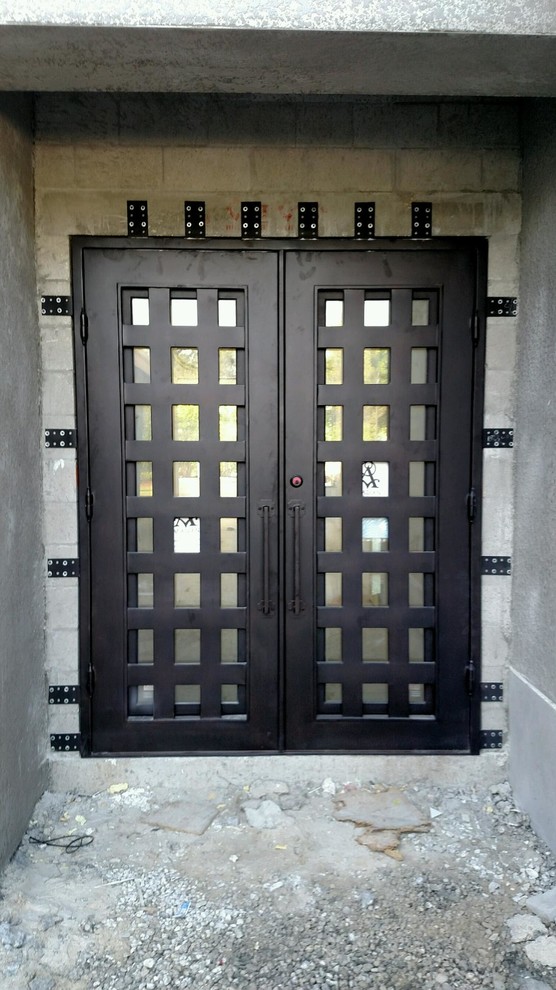 Imagen de puerta principal actual grande con puerta doble y puerta metalizada