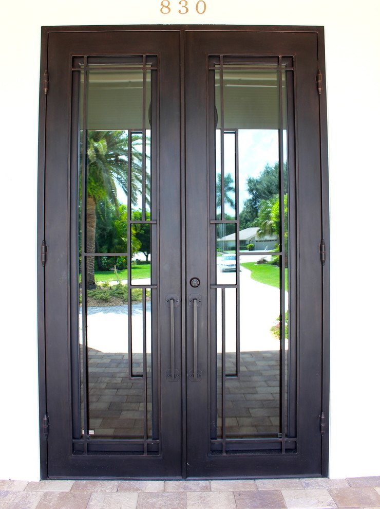 Свежая идея для дизайна: большая входная дверь в современном стиле с двустворчатой входной дверью и металлической входной дверью - отличное фото интерьера