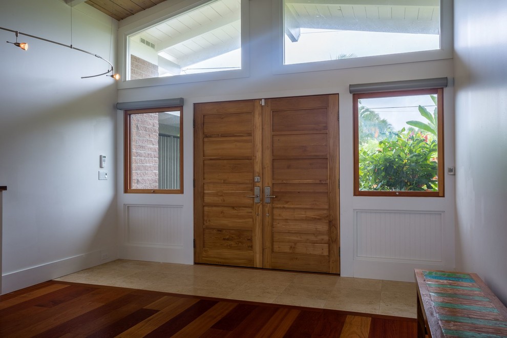 Foto de puerta principal tropical grande con paredes blancas, suelo de madera en tonos medios, puerta doble, puerta de vidrio y suelo marrón