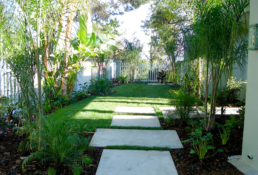 This is an example of a large contemporary landscaping in Los Angeles.