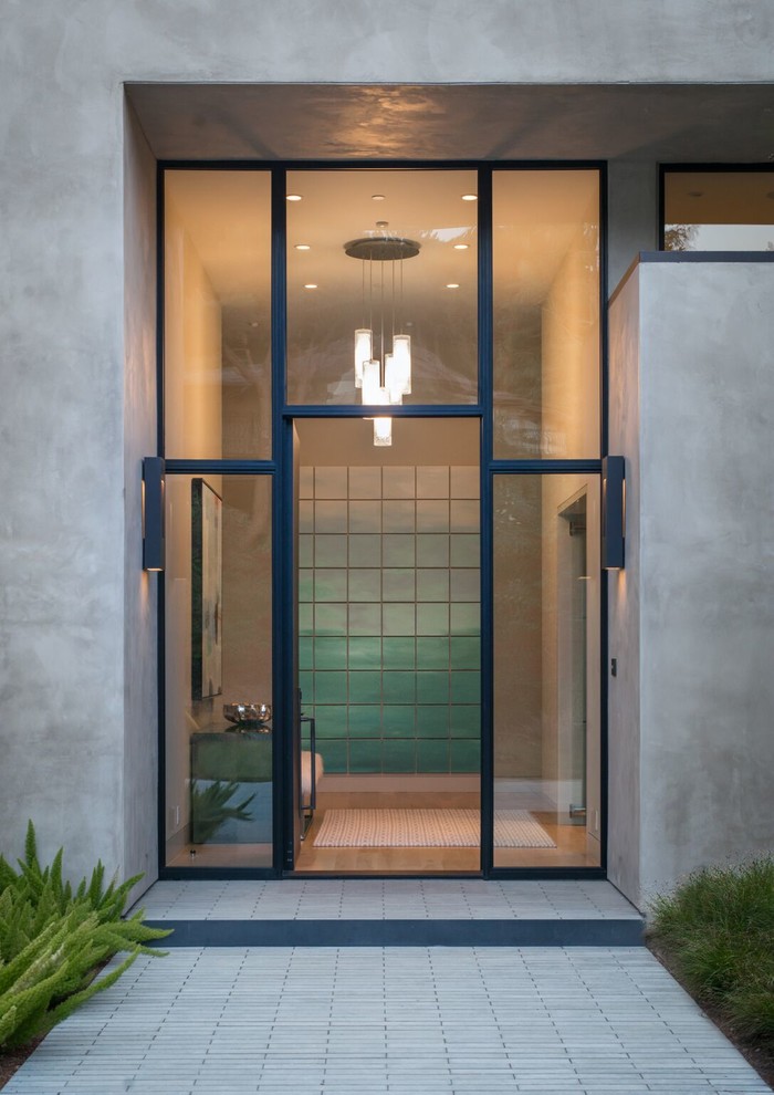 Inspiration för moderna entréer, med ljust trägolv, en enkeldörr och grå väggar
