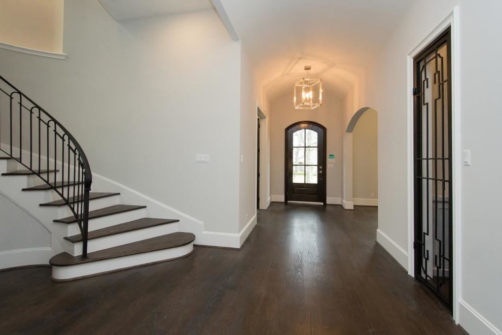 Großes Modernes Foyer mit grauer Wandfarbe, dunklem Holzboden, Einzeltür, schwarzer Haustür und braunem Boden in Houston
