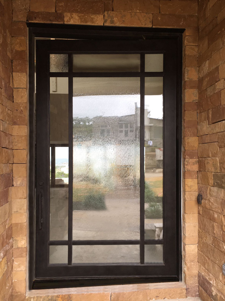 オースティンにある小さなコンテンポラリースタイルのおしゃれな玄関ドアの写真