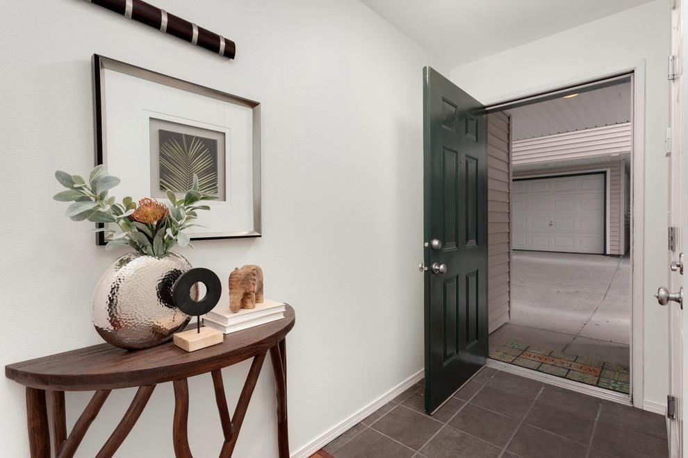 Foto de hall pequeño con paredes blancas, suelo de baldosas de cerámica, puerta simple, puerta verde y suelo gris