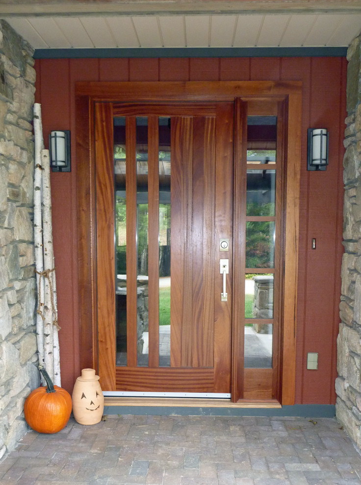 Источник вдохновения для домашнего уюта: входная дверь среднего размера в современном стиле с красными стенами, кирпичным полом, одностворчатой входной дверью и входной дверью из дерева среднего тона