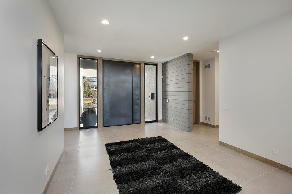 Idee per una porta d'ingresso minimal di medie dimensioni con pareti bianche, pavimento in gres porcellanato, una porta a pivot, una porta in metallo e pavimento beige