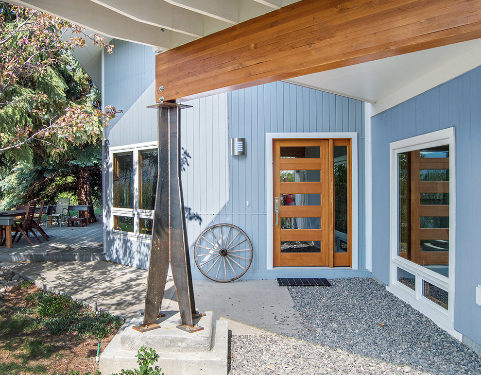 Mittelgroße Moderne Haustür mit grauer Wandfarbe, Einzeltür und hellbrauner Holzhaustür in Sonstige