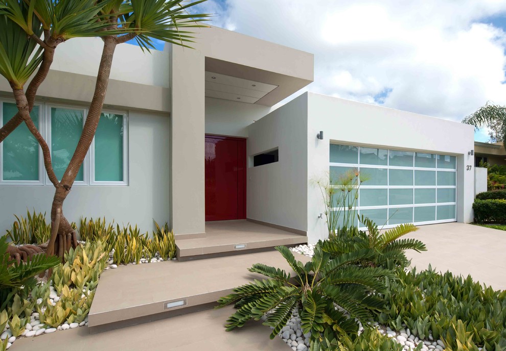 Mittelgroße Moderne Haustür mit Drehtür, roter Haustür, weißer Wandfarbe und Keramikboden in Sonstige