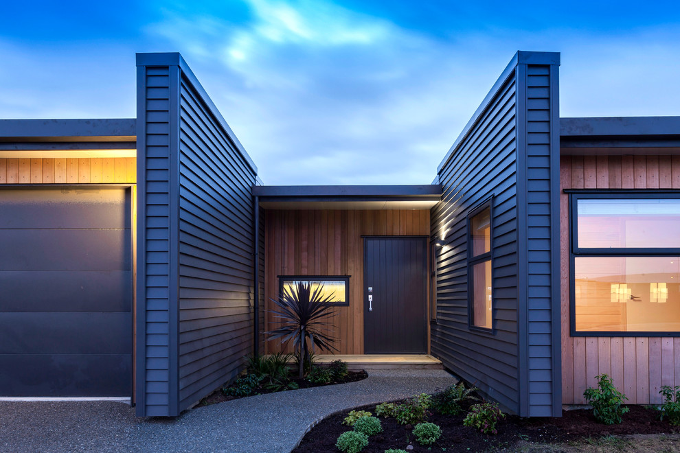 Mittelgroße Moderne Haustür mit Einzeltür, grauer Haustür und grauem Boden in Christchurch