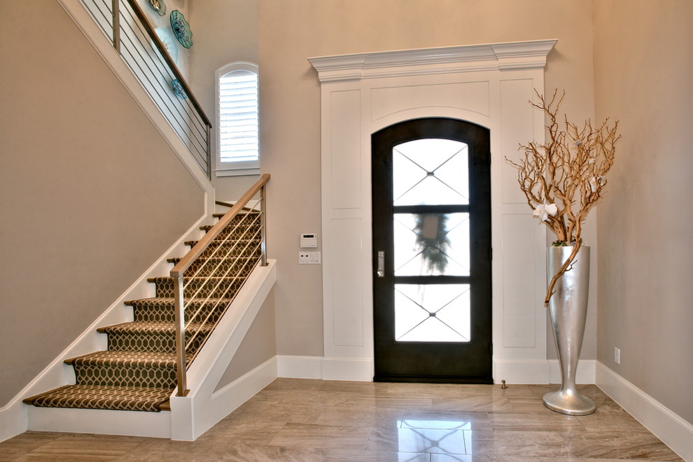 Esempio di una porta d'ingresso design di medie dimensioni con pareti beige, pavimento in travertino, una porta singola e una porta in metallo