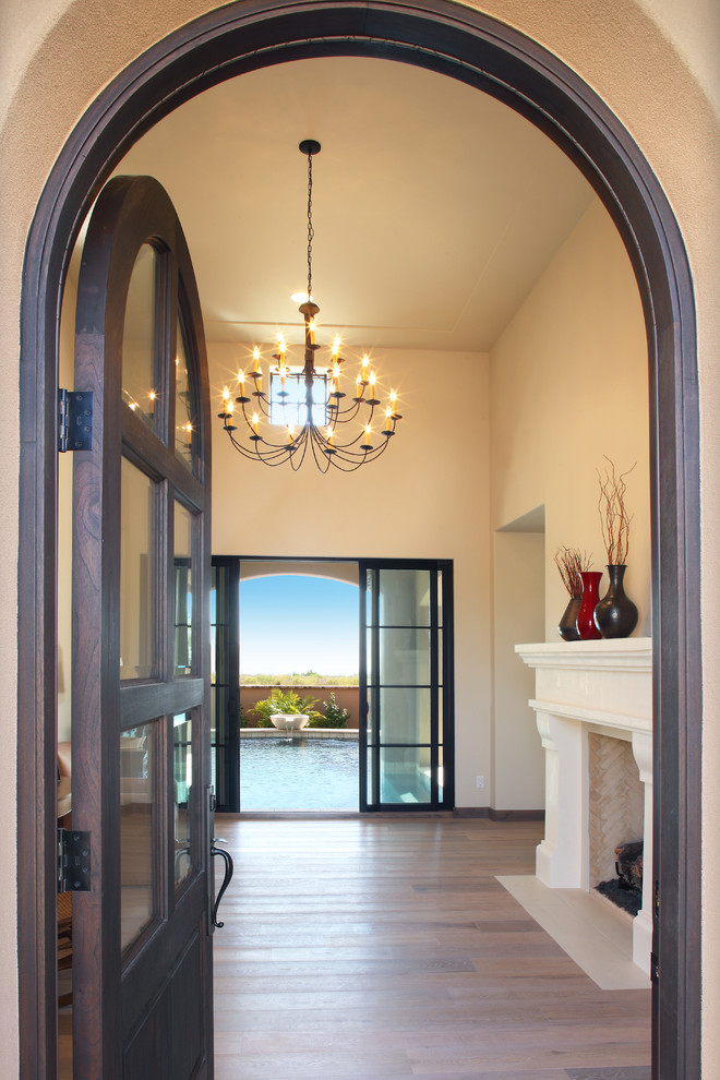 Стильный дизайн: входная дверь среднего размера в стиле неоклассика (современная классика) с белыми стенами, светлым паркетным полом, одностворчатой входной дверью и входной дверью из темного дерева - последний тренд