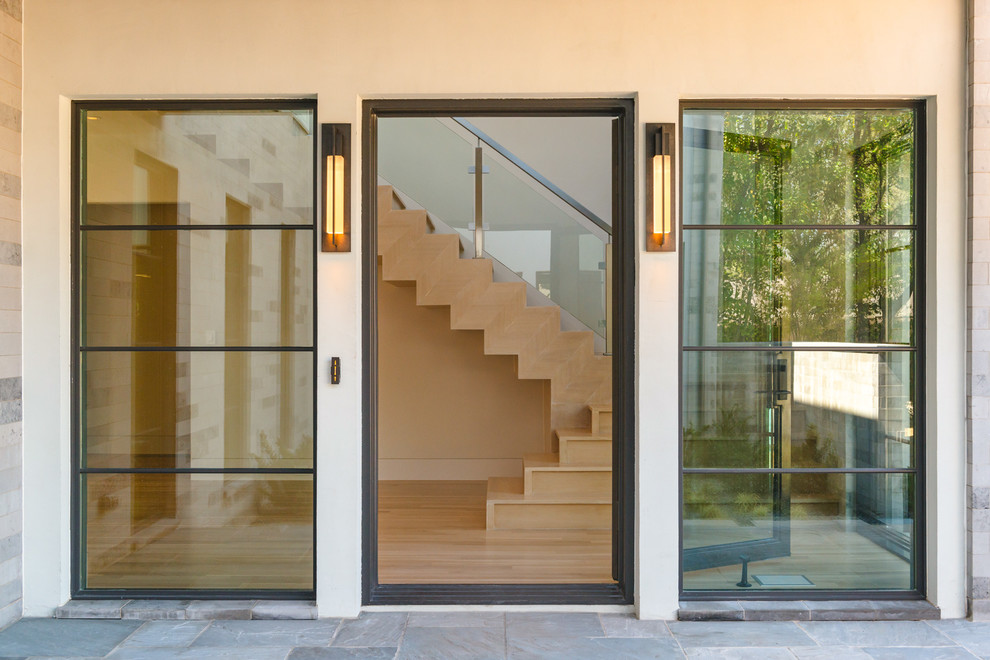 Idées déco pour une porte d'entrée contemporaine de taille moyenne avec un mur blanc, parquet clair, une porte simple, une porte métallisée et un sol gris.