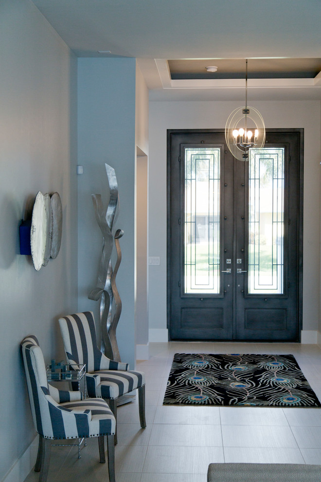 Idee per una porta d'ingresso contemporanea di medie dimensioni con pareti grigie, pavimento con piastrelle in ceramica, una porta a due ante, una porta grigia e pavimento beige