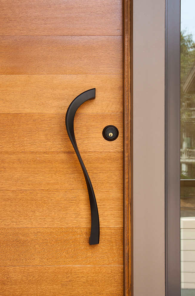他の地域にあるラグジュアリーな中くらいなコンテンポラリースタイルのおしゃれな玄関ドア (木目調のドア) の写真