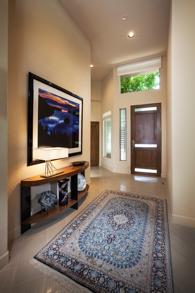 フェニックスにある高級な中くらいなトランジショナルスタイルのおしゃれな玄関ロビー (ベージュの壁、磁器タイルの床、濃色木目調のドア、ベージュの床) の写真