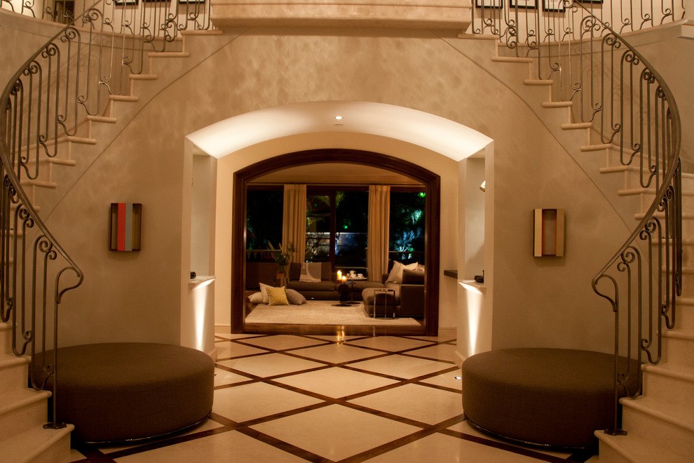 Immagine di un grande ingresso classico con pareti beige e pavimento in legno massello medio