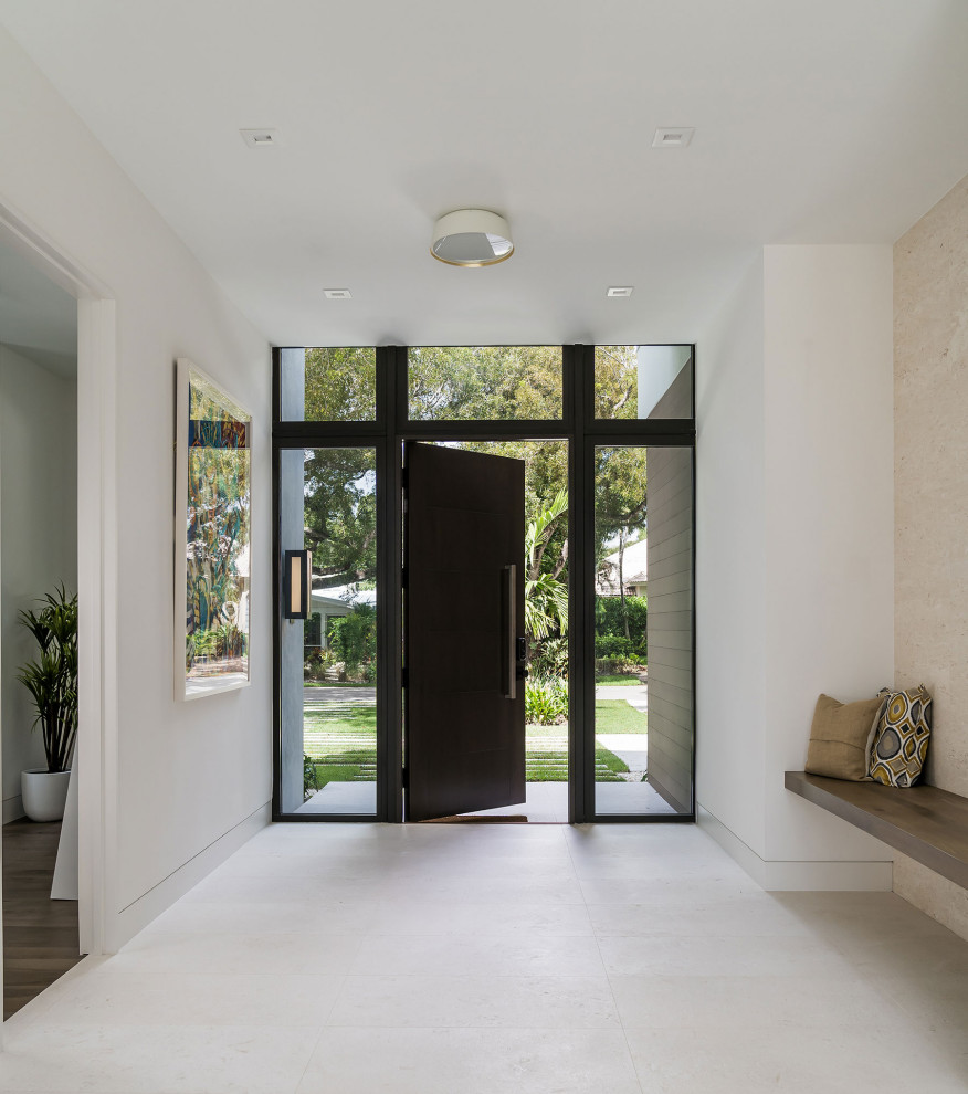 Idee per un ingresso contemporaneo di medie dimensioni con pareti bianche, pavimento con piastrelle in ceramica, una porta singola, una porta in legno scuro e pavimento bianco